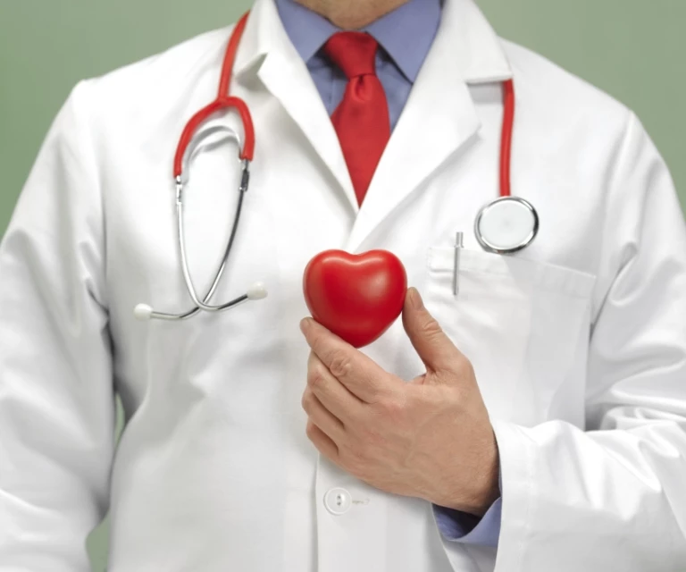 lekarz trzymający serce